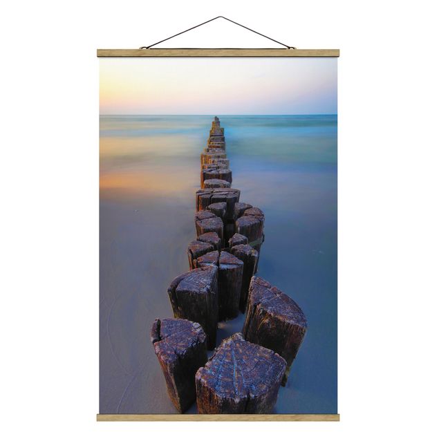 Stoffbild mit Posterleisten - Buhnen bei Sonnenuntergang am Meer - Hochformat 2:3