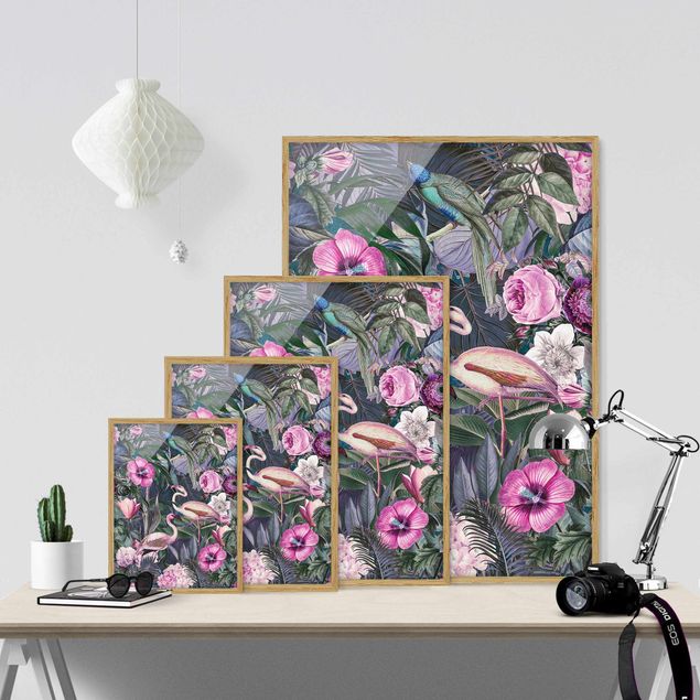 Bild mit Rahmen - Bunte Collage - Pinke Flamingos im Dschungel - Hochformat 3:4