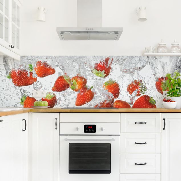 Küchenrückwände selbstklebend Frische Erdbeeren im Wasser