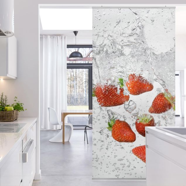 Raumteiler - Frische Erdbeeren im Wasser 250x120cm