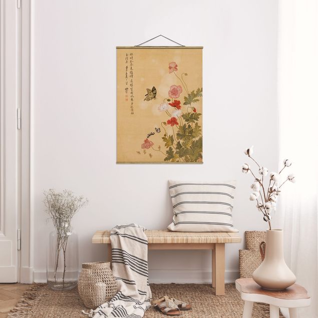 Stoffbild mit Posterleisten - Yuanyu Ma - Mohnblumen und Schmetterlinge - Hochformat 3:4
