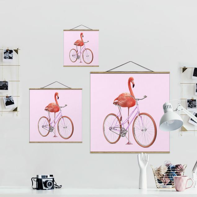 Stoffbild mit Posterleisten - Jonas Loose - Flamingo mit Fahrrad - Quadrat 1:1