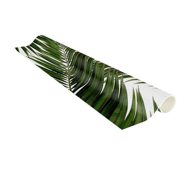 Teppich modern Blick durch grüne Palmenblätter