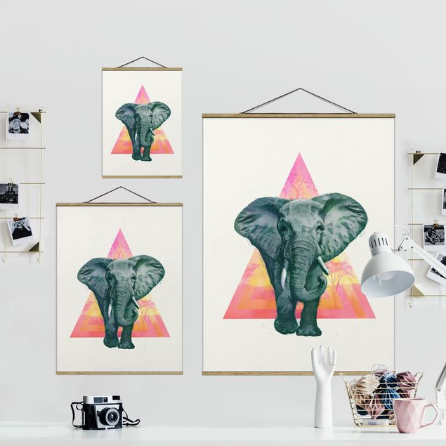 Stoffbild mit Posterleisten - Laura Graves - Illustration Elefant vor Dreieck Malerei - Hochformat 3:4