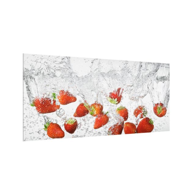 Spritzschutz Weiß Frische Erdbeeren im Wasser