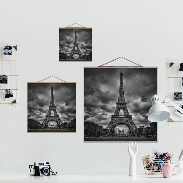 Stoffbild mit Posterleisten - Eiffelturm vor Wolken schwarz-weiß - Quadrat 1:1