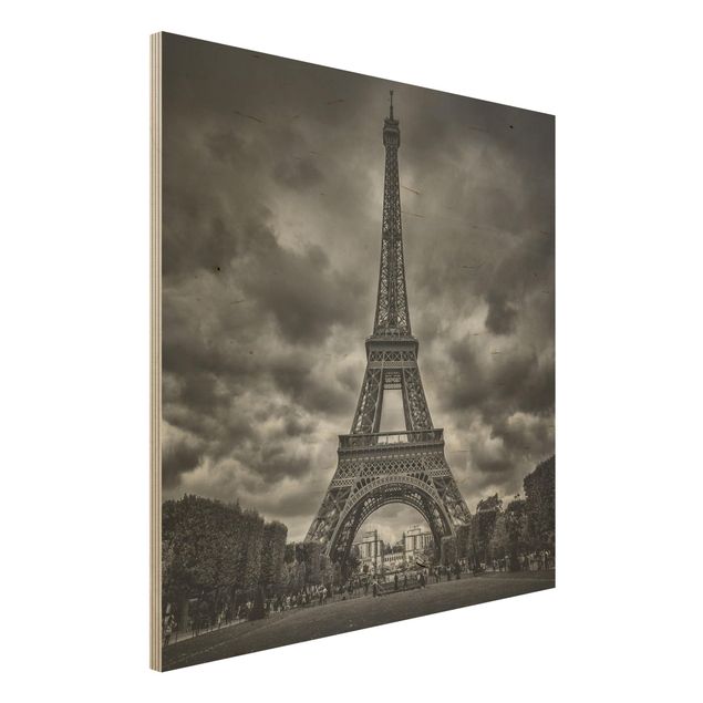 Holzbild Skyline Eiffelturm vor Wolken schwarz-weiß