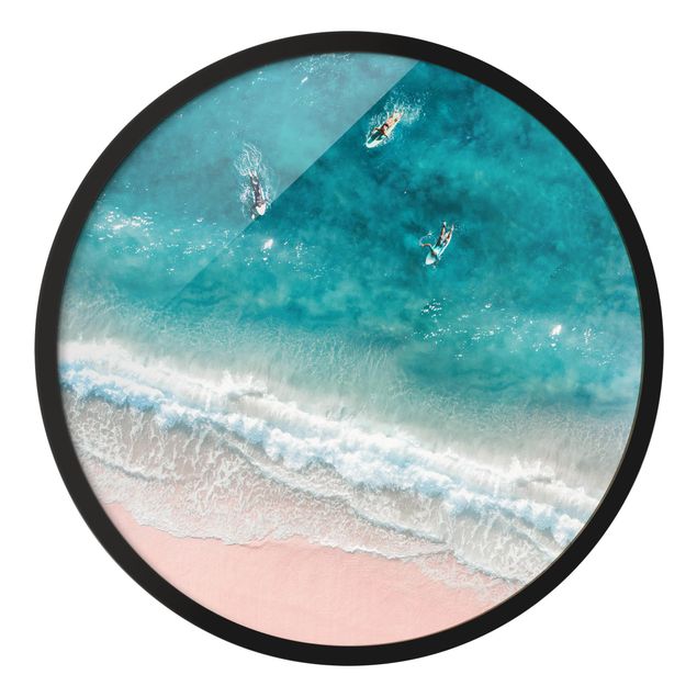 Rundes Gerahmtes Bild - Drei Surfer paddeln zum Ufer
