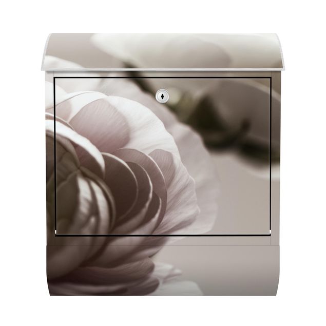 Designer Briefkasten Dunkle Blüte im Fokus