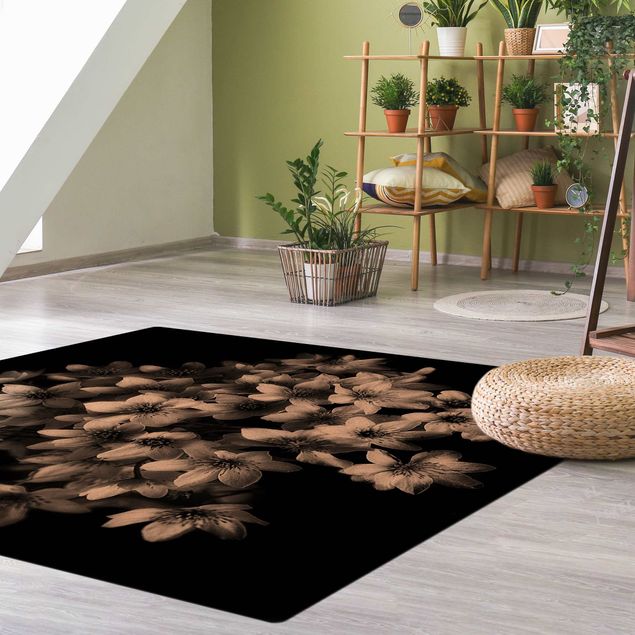 Moderner Teppich Dunkler Clematis Strauß