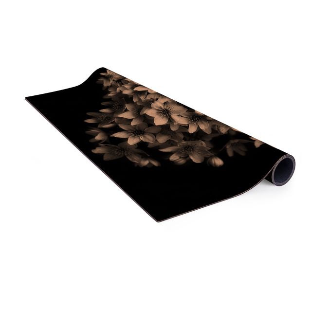 Schwarz-weißer Teppich Dunkler Clematis Strauß