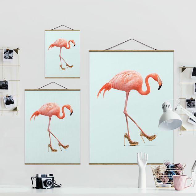 Stoffbild mit Posterleisten - Jonas Loose - Flamingo mit High Heels - Hochformat 3:4