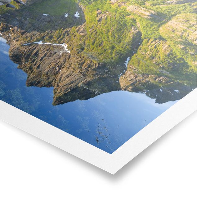 Poster - Berglandschaft mit Wasserspiegelung in Norwegen - Hochformat 3:4