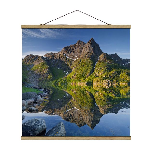 Stoffbild mit Posterleisten - Berglandschaft mit Wasserspiegelung in Norwegen - Quadrat 1:1