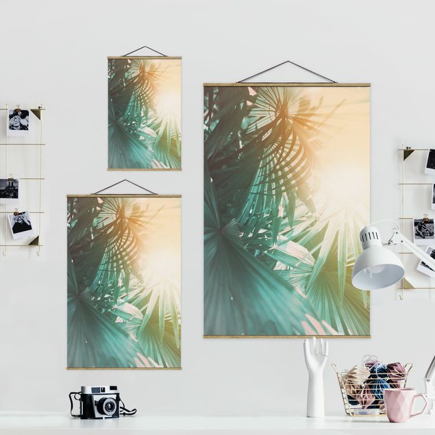 Stoffbild mit Posterleisten - Tropische Pflanzen Palmen bei Sonnenuntergang - Hochformat 2:3