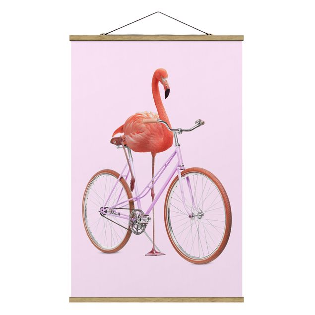 Stoffbild mit Posterleisten - Jonas Loose - Flamingo mit Fahrrad - Hochformat 2:3