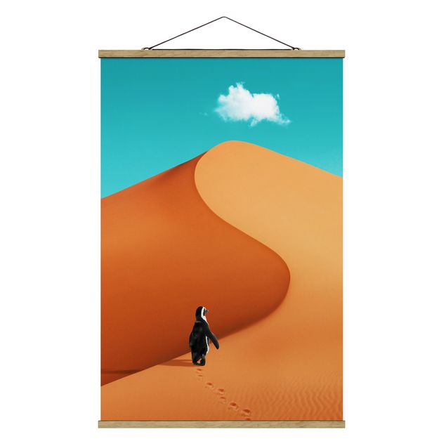 Stoffbild mit Posterleisten - Jonas Loose - Wüste mit Pinguin - Hochformat 2:3