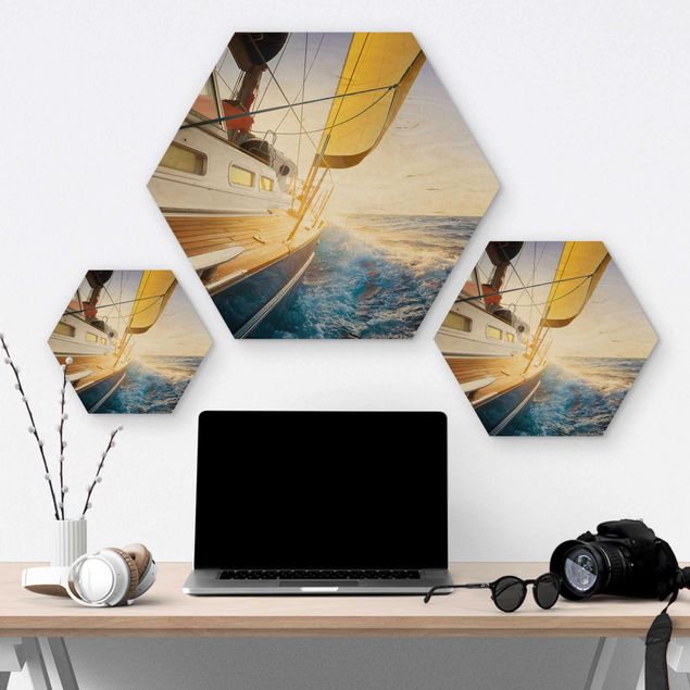 Hexagon Bild Holz - Segelboot auf blauem Meer bei Sonnenschein