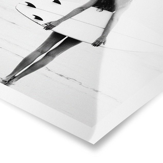 Poster - Entspanntes Surfergirl mit Board - Hochformat 3:4