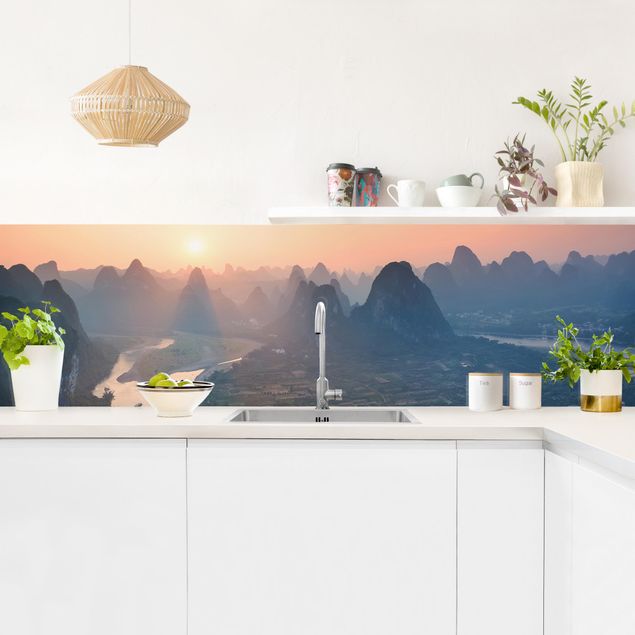 Küchenrückwand Glas Motiv Wald Sonnenaufgang in Berglandschaft