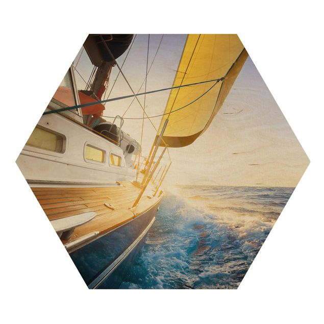 Hexagon Bild Holz - Segelboot auf blauem Meer bei Sonnenschein
