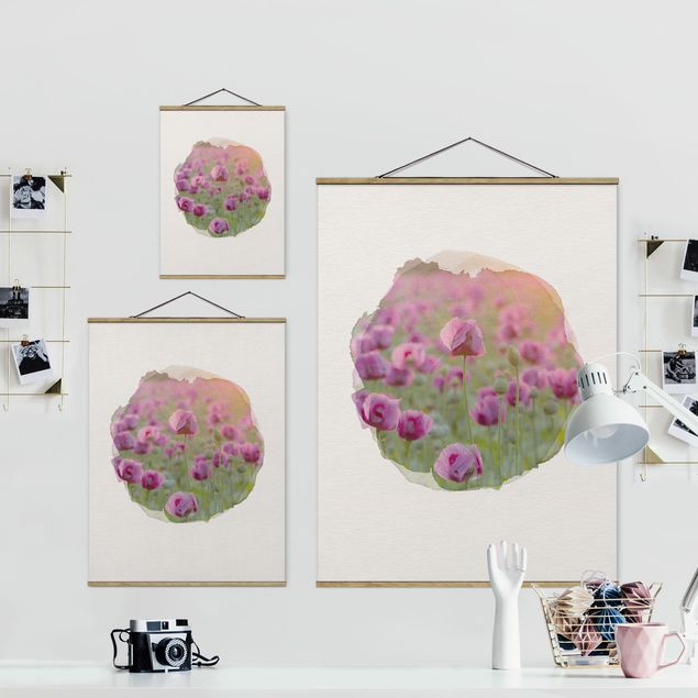 Stoffbild mit Posterleisten - Wasserfarben - Violette Schlafmohn Blumenwiese im Frühling - Hochformat 3:4