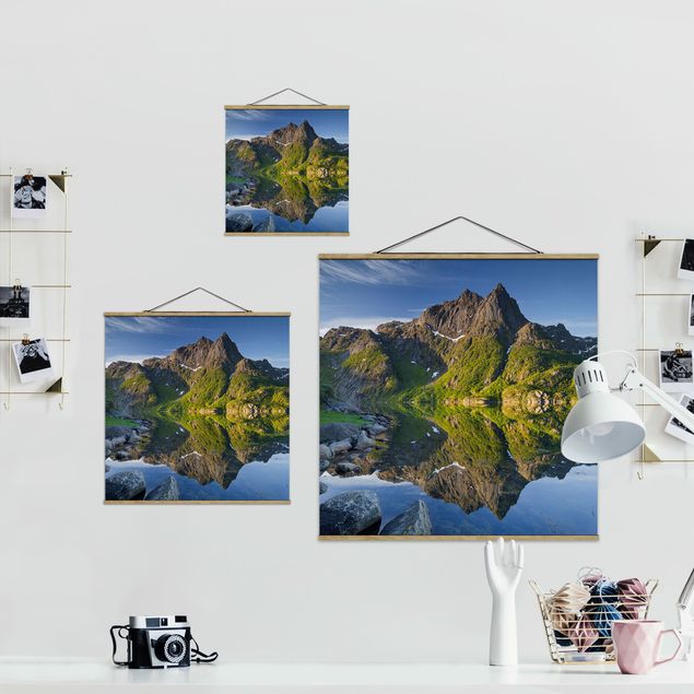 Stoffbild mit Posterleisten - Berglandschaft mit Wasserspiegelung in Norwegen - Quadrat 1:1