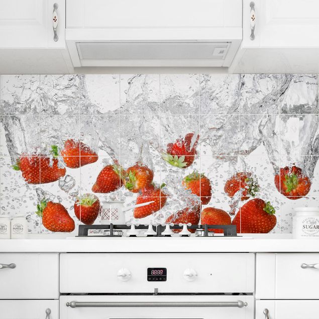 Selbstklebende Folie Frische Erdbeeren im Wasser