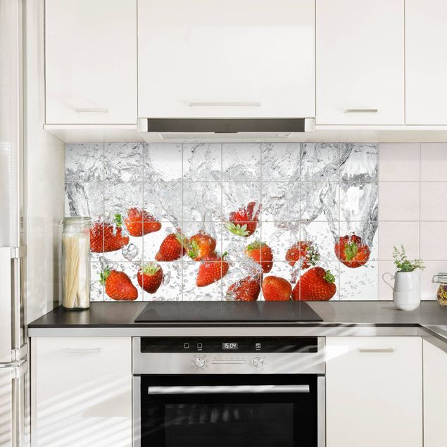 Fliesenbilder zum Aufkleben Frische Erdbeeren im Wasser