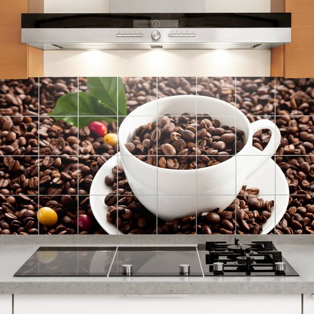 Fliesenfolie braun Kaffeetasse mit gerösteten Kaffeebohnen