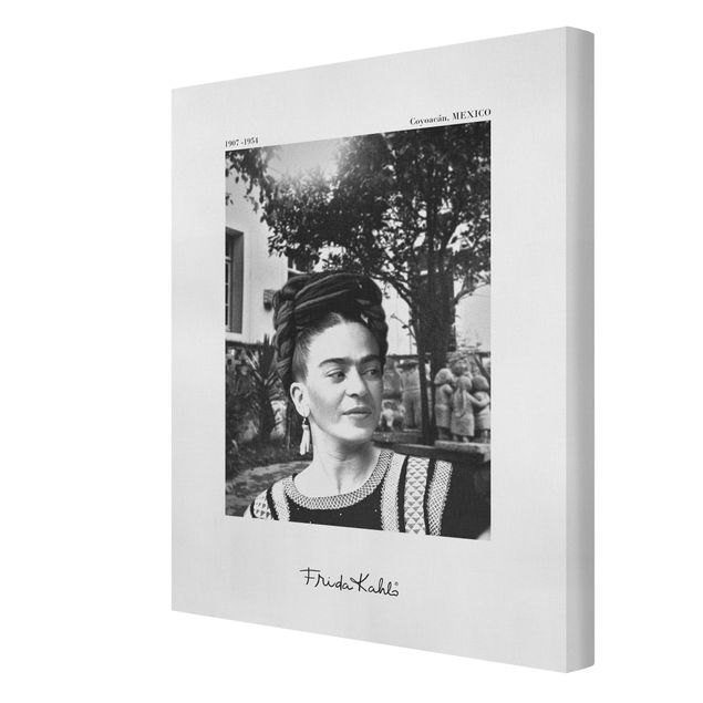 Leinwandbild - Frida Kahlo Foto Portrait im Garten - Hochformat 3:4