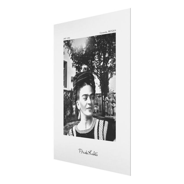 Glasbild - Frida Kahlo Foto Portrait im Garten - Hochformat