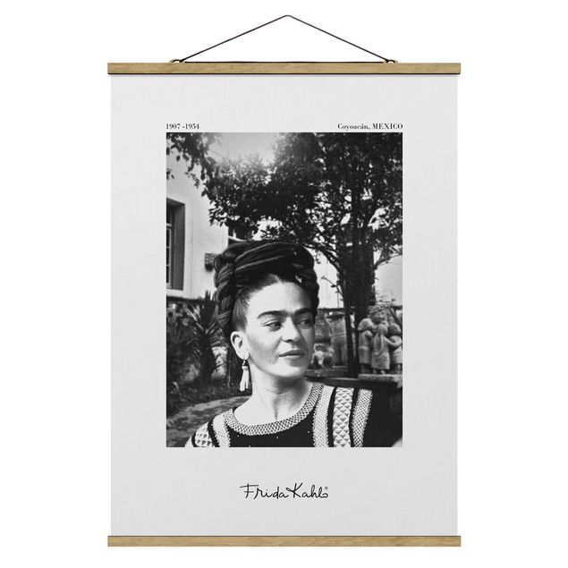 Stoffbild mit Posterleisten - Frida Kahlo Foto Portrait im Garten - Hochformat 3:4