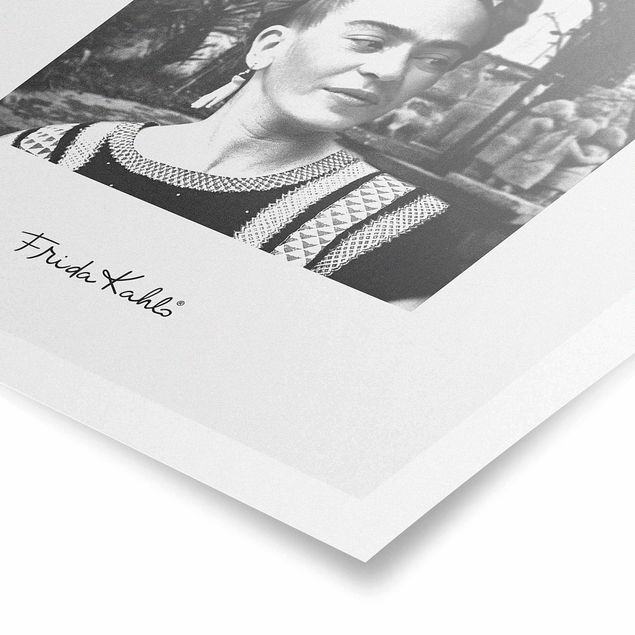 Poster kaufen Frida Kahlo Foto Portrait im Garten