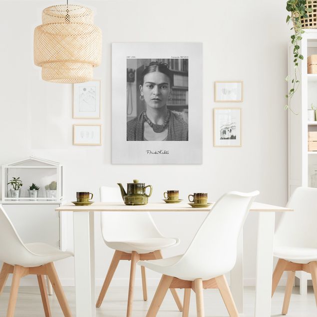 Leinwandbild - Frida Kahlo Foto Portrait im Haus - Hochformat 3:4