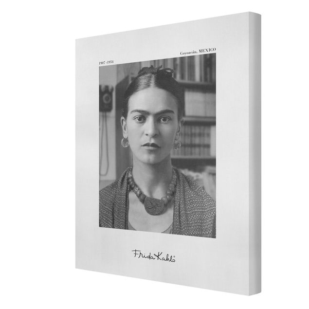 Leinwandbild - Frida Kahlo Foto Portrait im Haus - Hochformat 3:4