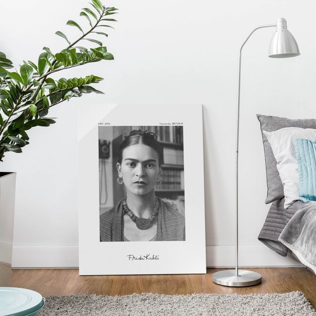 Schwarz-Weiß Glasbilder Frida Kahlo Foto Portrait im Haus