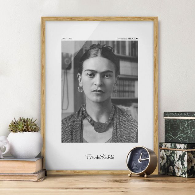 Gerahmte Kunstdrucke Frida Kahlo Foto Portrait im Haus