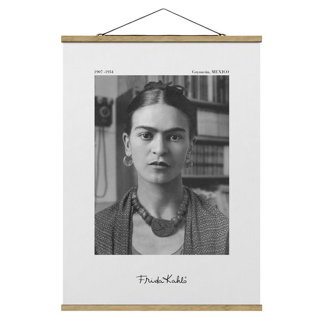 Stoffbild mit Posterleisten - Frida Kahlo Foto Portrait im Haus - Hochformat 3:4
