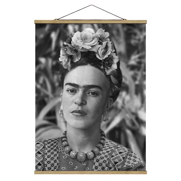 Stoffbild mit Posterleisten - Frida Kahlo Foto Portrait mit Blumenkrone - Hochformat 3:4