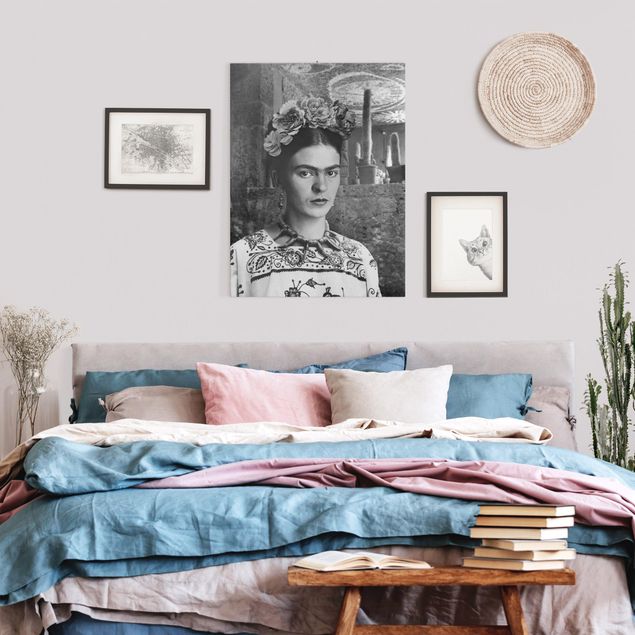 Leinwand Schwarz-Weiß Frida Kahlo Foto Portrait vor Kakteen