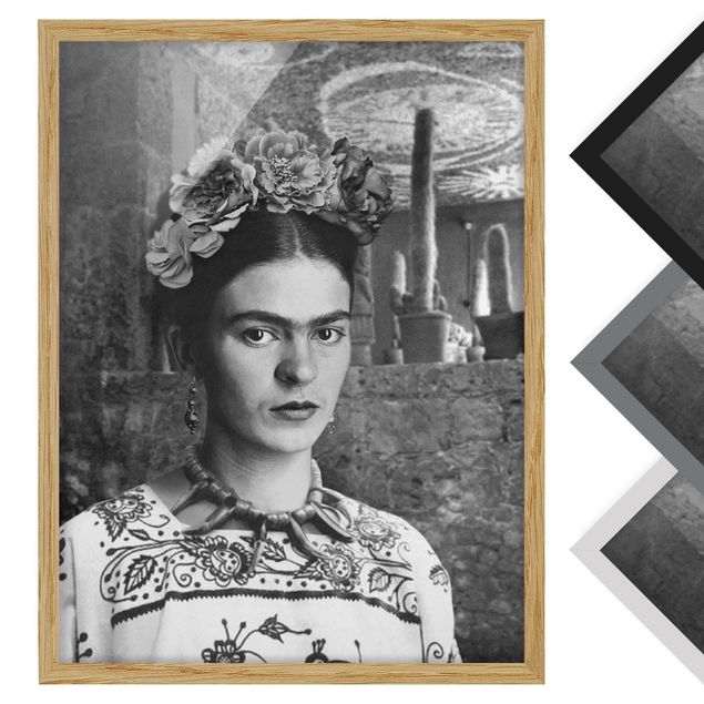Bild mit Rahmen - Frida Kahlo Foto Portrait vor Kakteen - Hochformat - 3:4