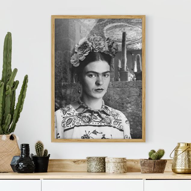 Gerahmte Kunstdrucke Frida Kahlo Foto Portrait vor Kakteen