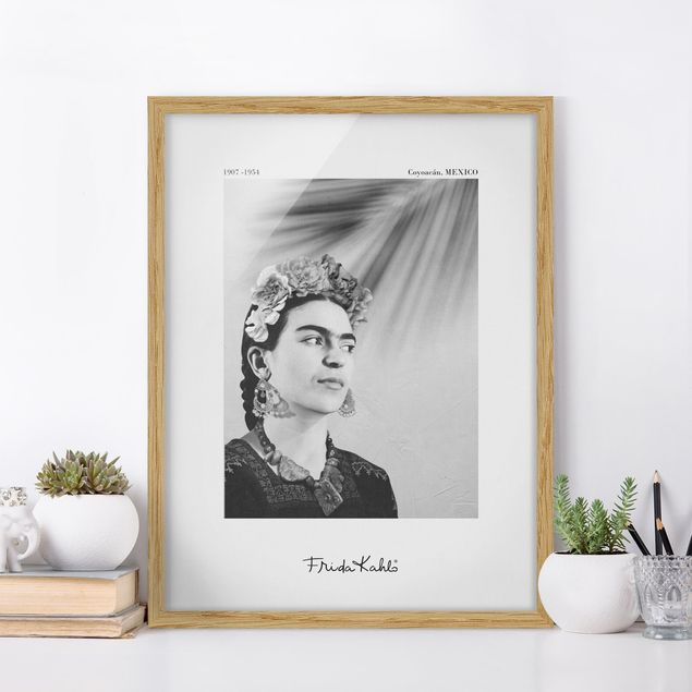 Gerahmte Kunstdrucke Frida Kahlo Portrait mit Schmuck