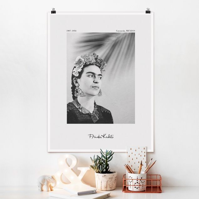 Wandposter Schwarz-Weiß Frida Kahlo Portrait mit Schmuck