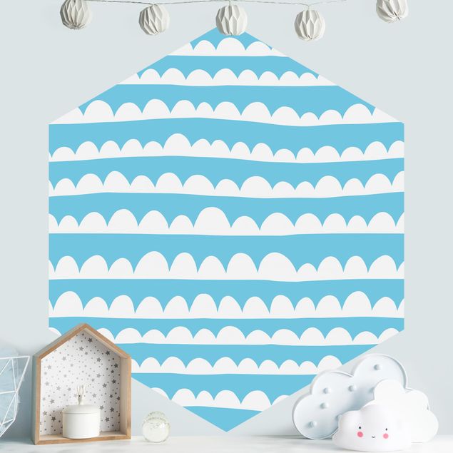 Tapeten mit Muster Gezeichnete Weiße Wolkenbänder im Blauen Himmel