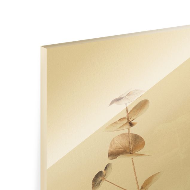 Glasbild - Goldene Eukalyptuszweige mit Weiß - Hochformat 2:3