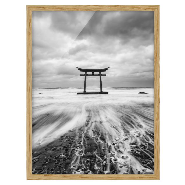 Bild mit Rahmen - Japanisches Torii im Meer - Hochformat