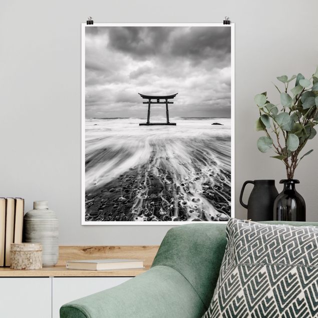 Poster Schwarz-Weiß Japanisches Torii im Meer