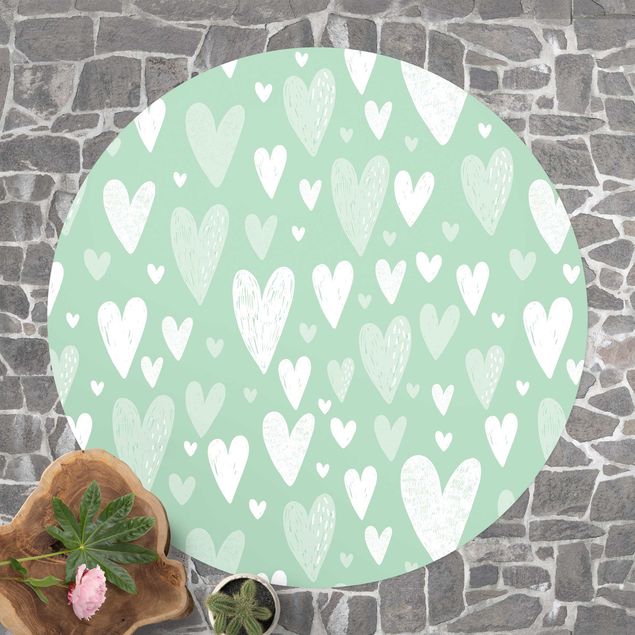 Aussen Teppich Kleine und große gezeichnete Weiße Herzen auf Grün